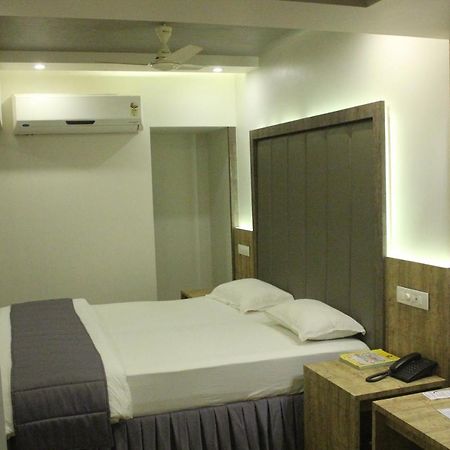 Hotel Nimantran à Navi Mumbai Extérieur photo