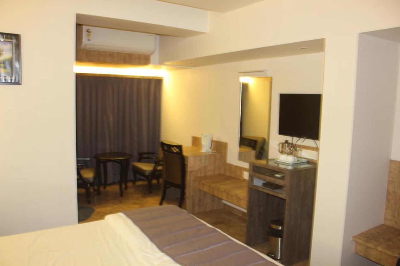 Hotel Nimantran à Navi Mumbai Extérieur photo