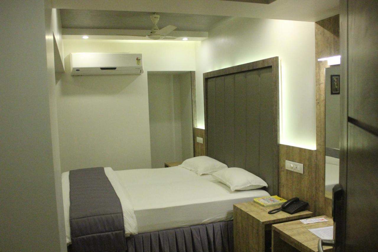 Hotel Nimantran à Navi Mumbai Extérieur photo