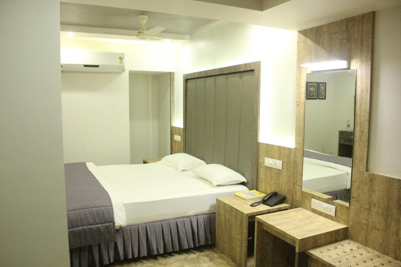 Hotel Nimantran à Navi Mumbai Extérieur photo