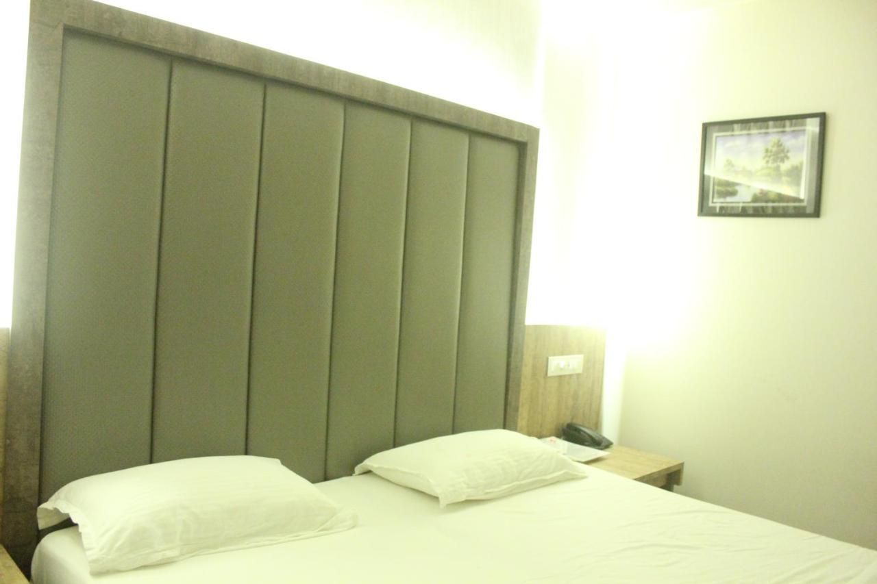 Hotel Nimantran à Navi Mumbai Extérieur photo