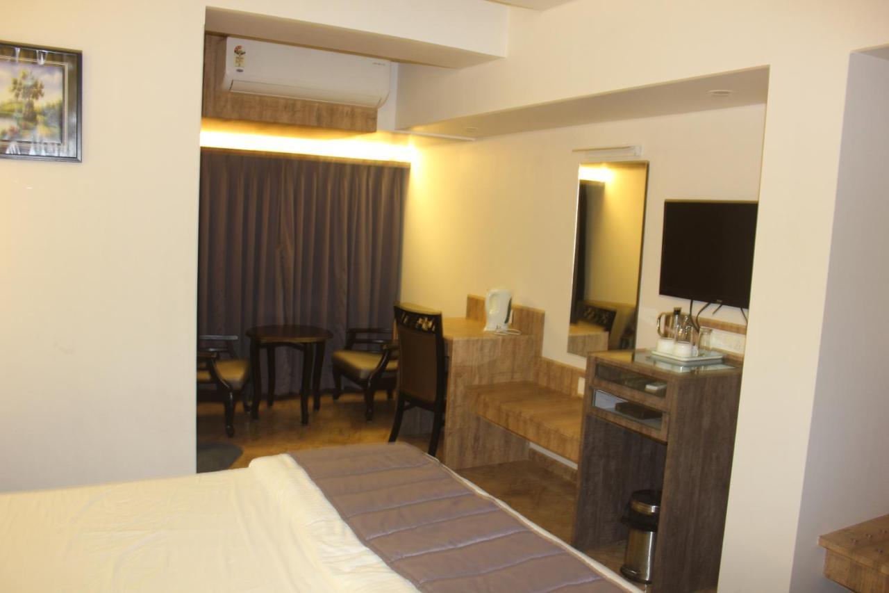 Hotel Nimantran à Navi Mumbai Extérieur photo