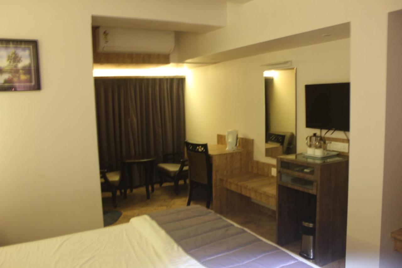 Hotel Nimantran à Navi Mumbai Extérieur photo