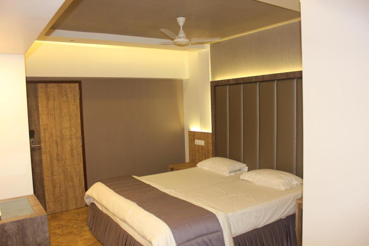Hotel Nimantran à Navi Mumbai Extérieur photo