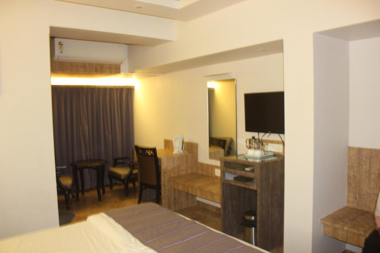 Hotel Nimantran à Navi Mumbai Extérieur photo