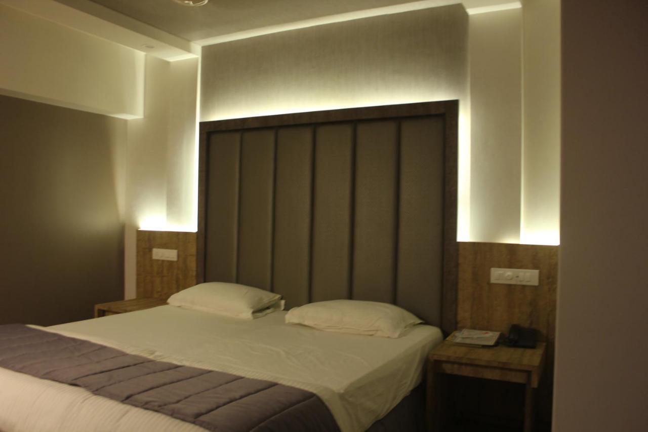 Hotel Nimantran à Navi Mumbai Extérieur photo
